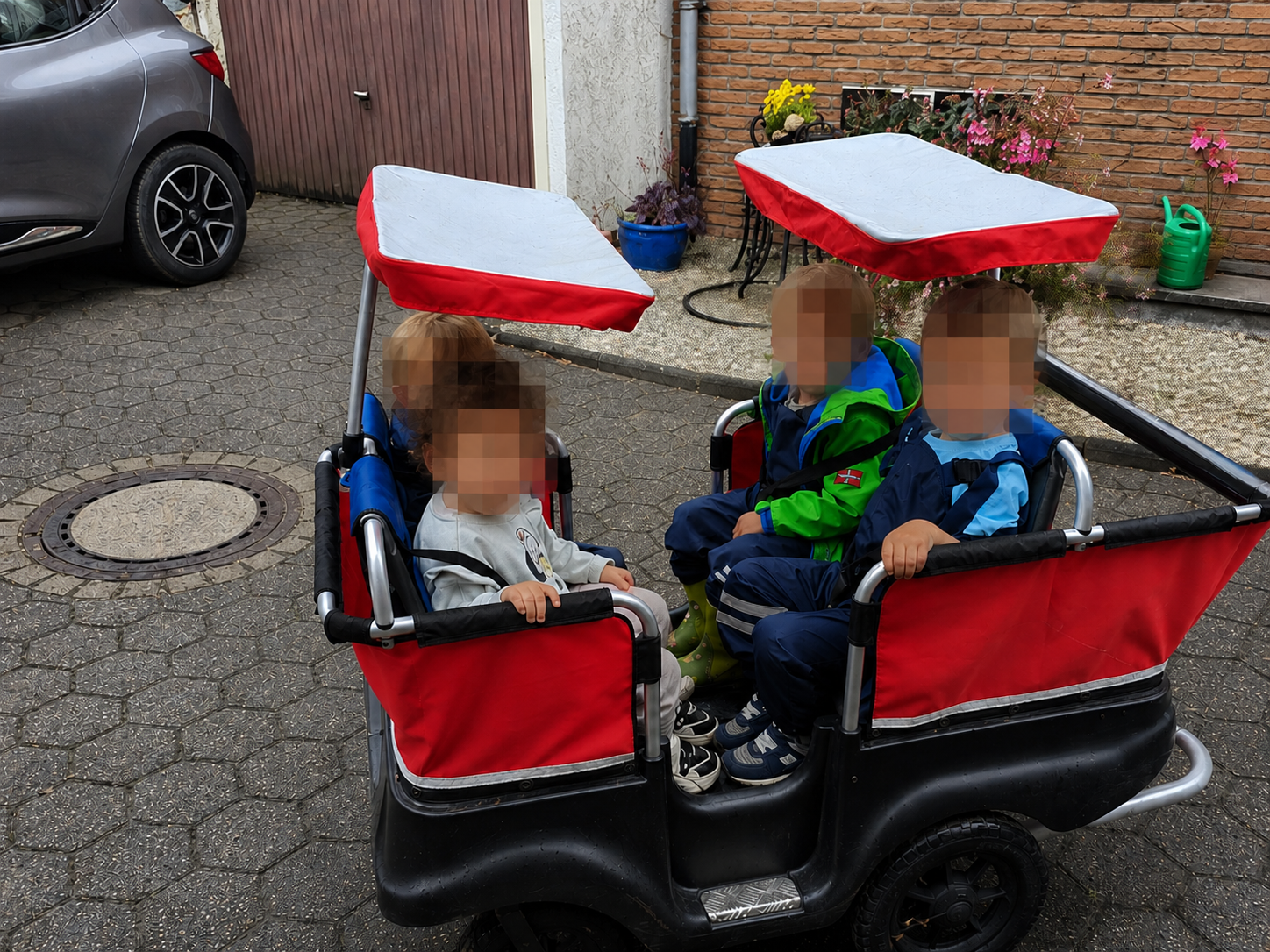 Turtlebus mit Kindern auf einem grünen Weg in der Natur
